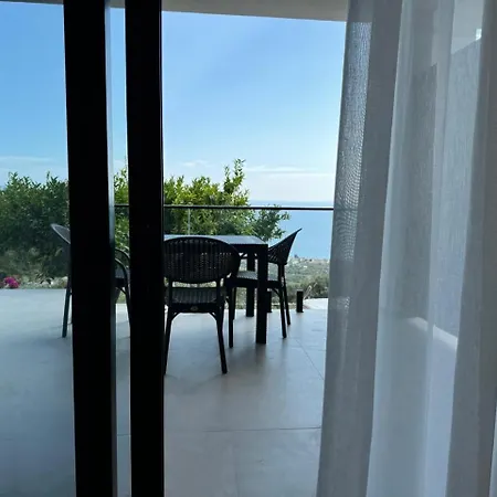 Uzeiri Guest Hotel Borsh