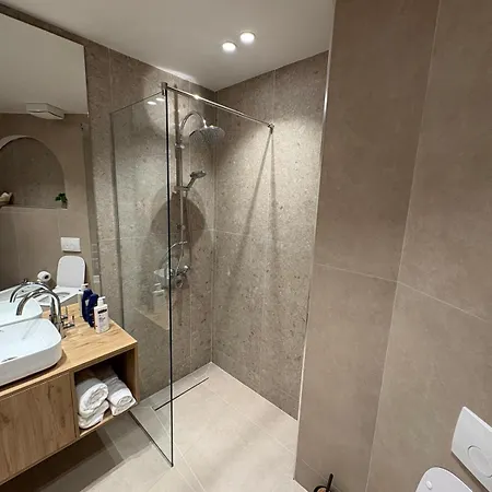 Uzeiri Guest 4* Borsh