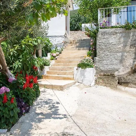 Uzeiri Guest Otel 4*