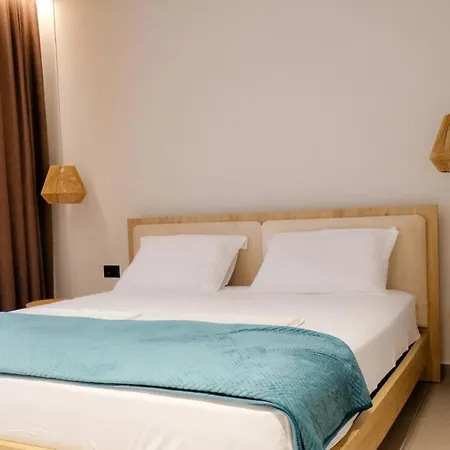 מלון Uzeiri Guest 4*