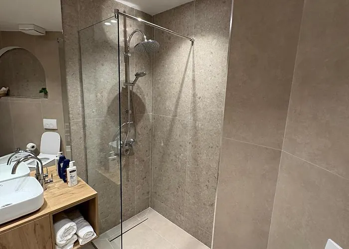 Uzeiri Guest 4* Borsh